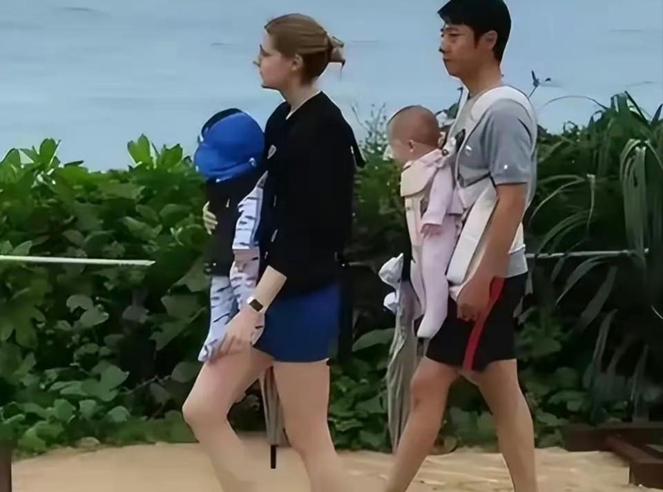 撒贝宁|撒贝宁回老家被偶遇，和爸爸合影笑容僵硬，独身一人未见老婆孩子