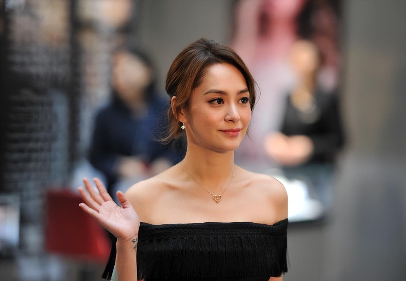 阿娇|回顾:阿娇前夫赖弘国紧搂现任妻子, 身材吸睛