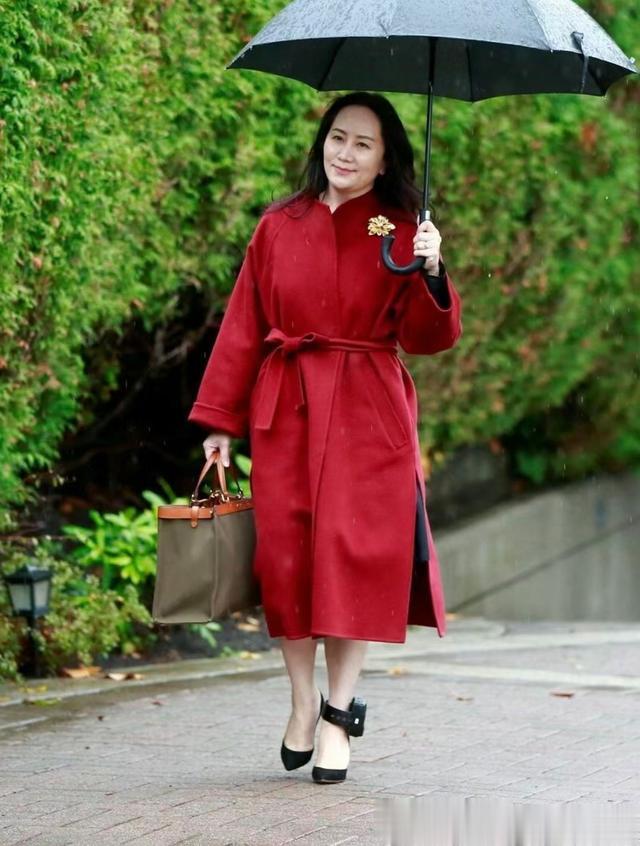 女人过了50岁,发不烫不染、不穿金戴银更优雅!看孟晚舟就知道了