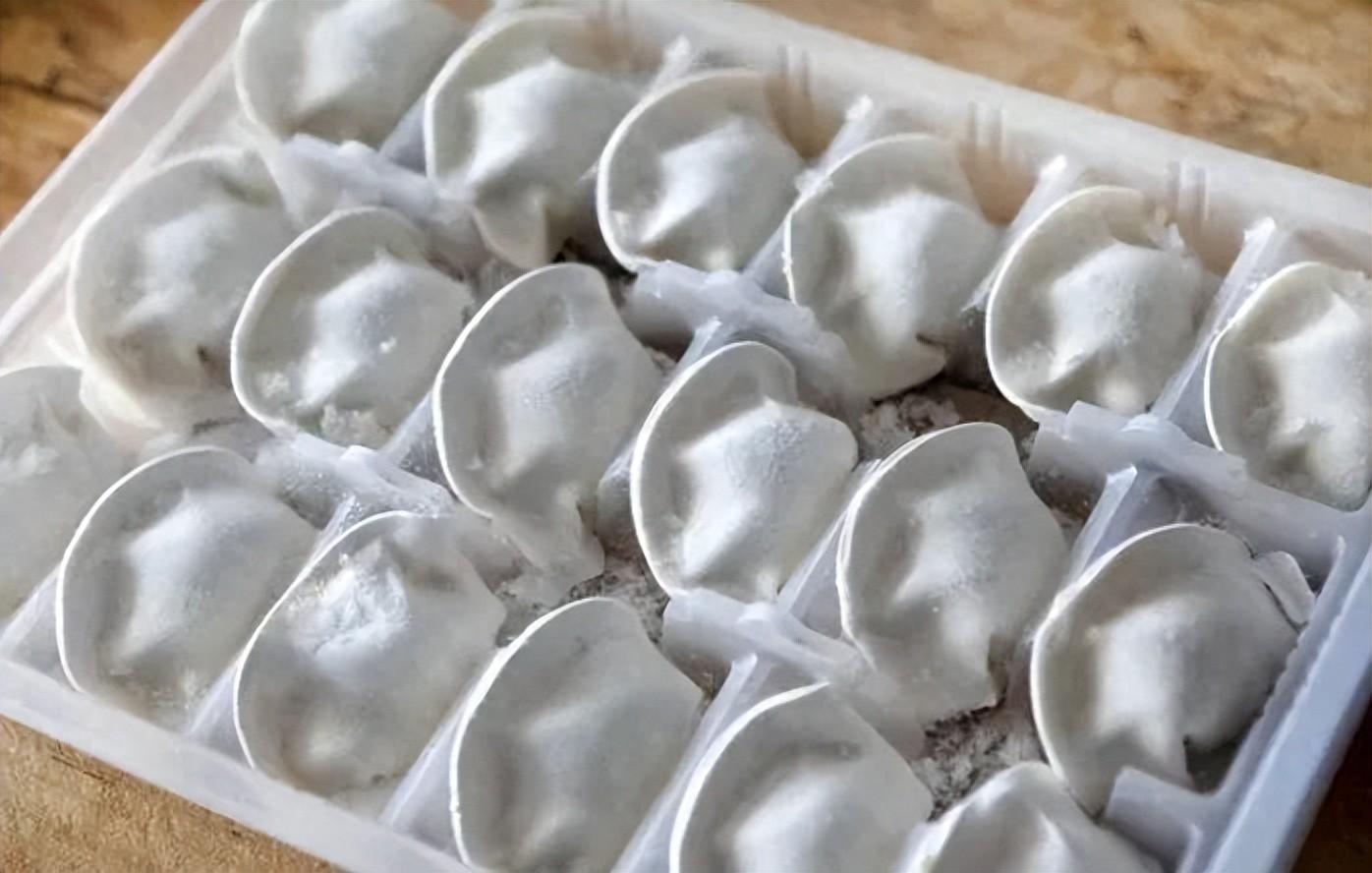 |煮冻饺子，有人用开水有人用冷水，都错了！记住4点，好吃不破皮