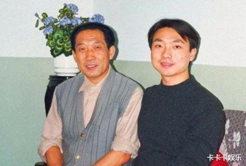 央视主持人康辉：坚持丁克恩爱有加，却在48岁时直言后悔当初选择