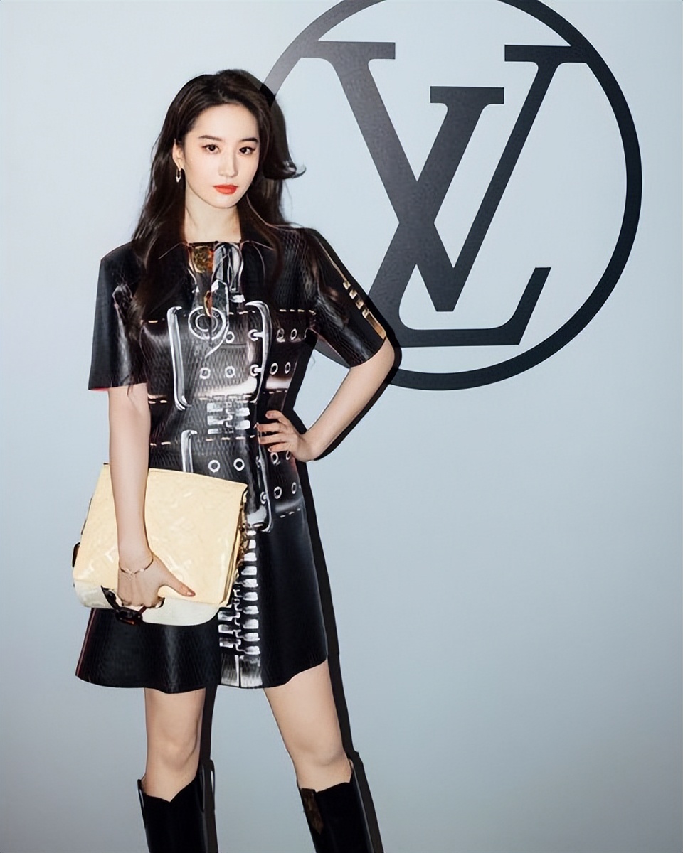 用一身小皮裙来展现出自己的美貌,这身lv的皮裙虽然不是刘亦菲首穿