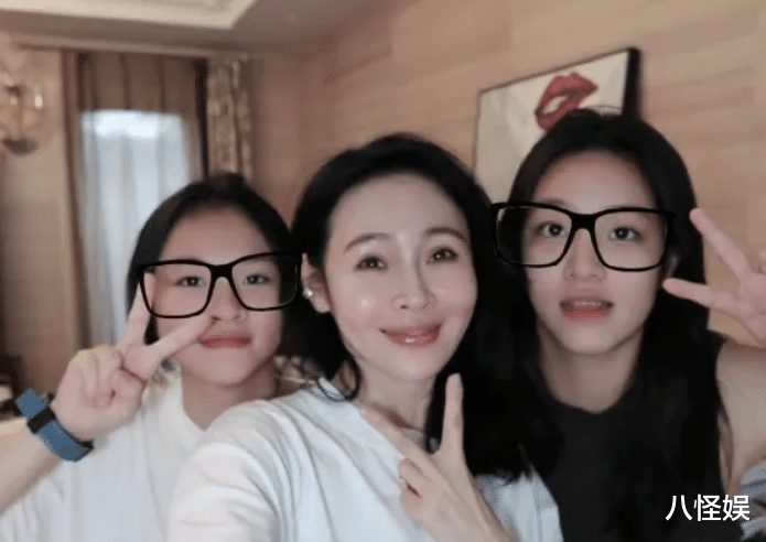 于明加为女儿庆生,15岁萌姐身高近一米八又高又美,二女儿更漂亮