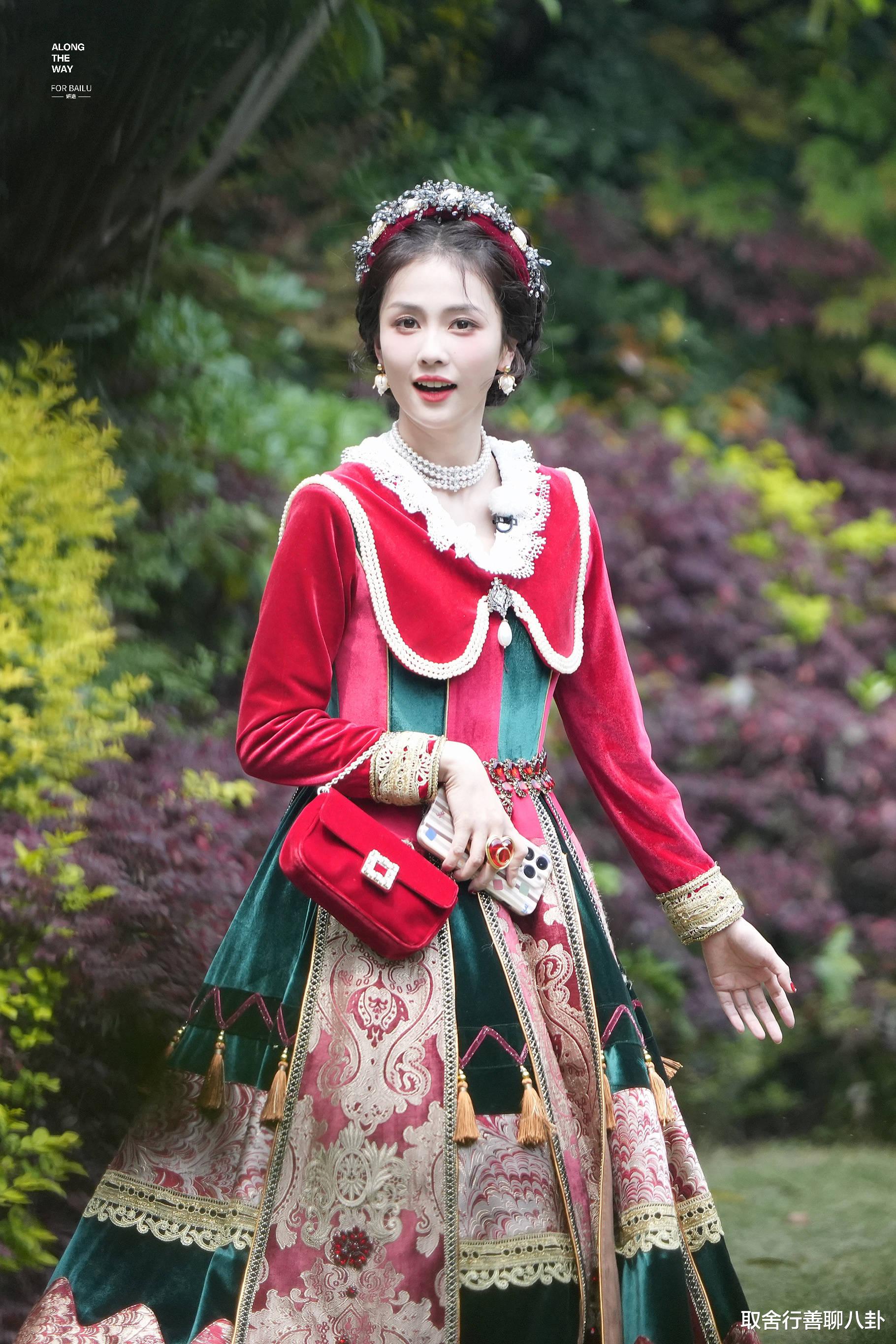 春晚|白鹿被侵权获1万赔偿，其红裙盘发复古造型，化身“奔跑吧公主”