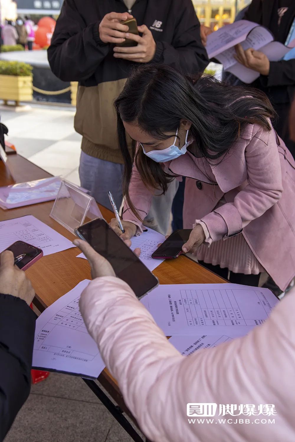 招聘|【多图】直拍!吴川市2023年“南粤春暖、稳岗留工”招聘会首日,现场人头涌动