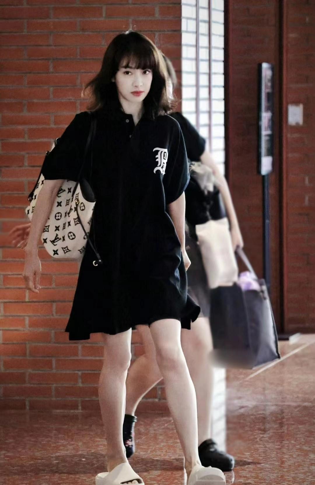 宋茜景现身德镇拍戏被偶遇，五官立体本人又白又瘦，双腿暴露年龄！