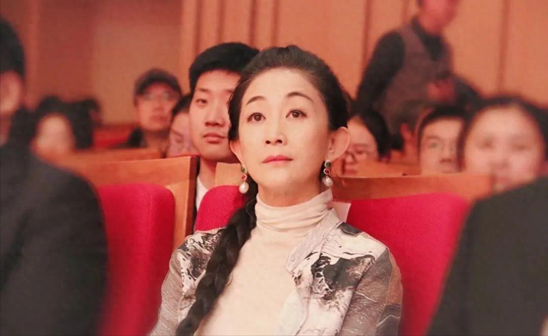 “娱圈异类”高龄女明星，20年不吃米饭，和亲哥不婚不育相伴终生