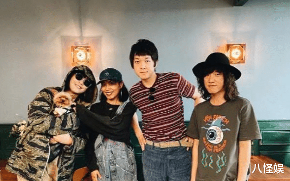 35岁马思纯上海坐地铁被偶遇，真人好瘦眼睛灵动有神，美成焦点