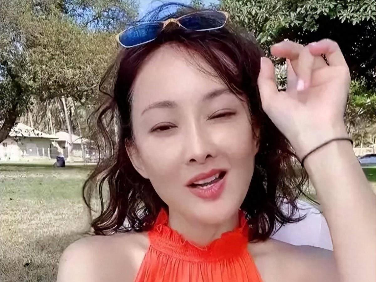 50岁牛莉美国生活,住富人区豪宅喜笑颜开,笑容僵硬再被吐槽整容