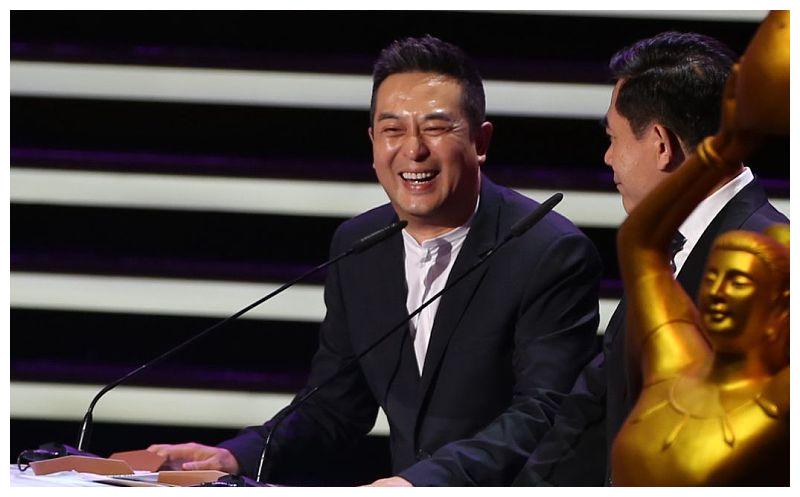 张嘉益|53岁张嘉益病愈现身香港！头发浓密显年轻，曾传出病重衰老险去世