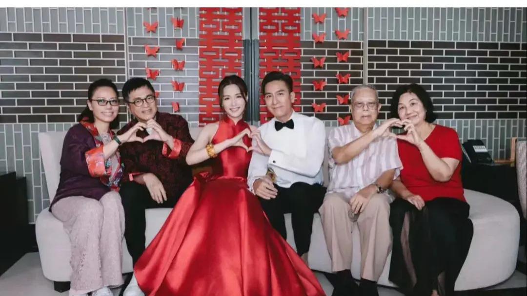 曝汤洛雯婆婆消费情况：买名牌包不心疼，出行开大奔，还吃补品