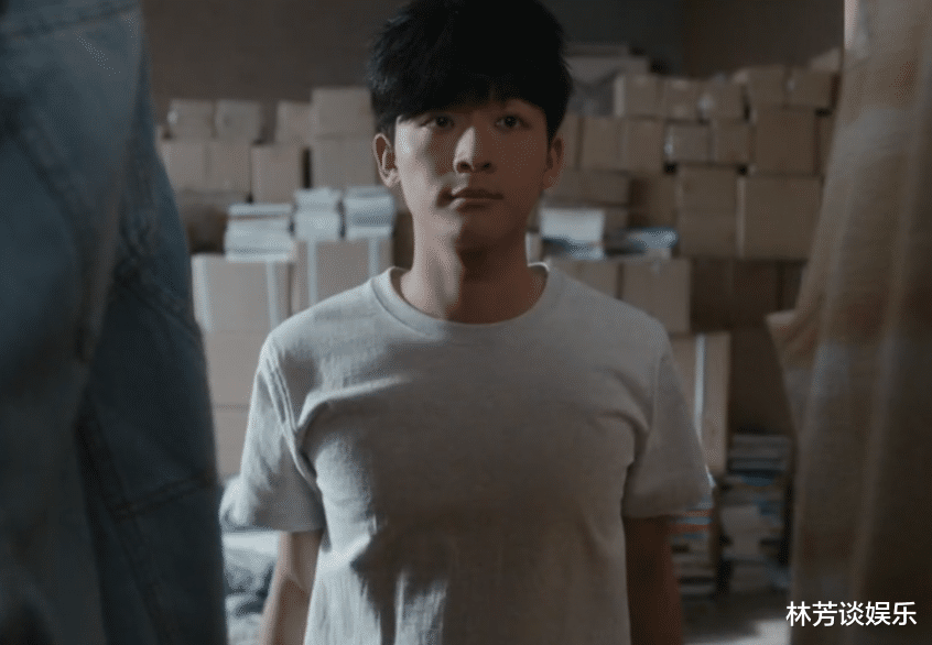 瞪眼,怒吼,像傻瓜,29岁张晚意出手,把“演技炸裂”玩出新花样