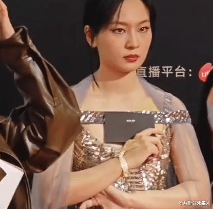 有种尴尬叫周笔畅玩性感,中性风非要露,李宇春也遇同样窘况