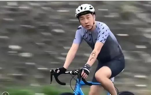 |传61岁庾澄庆突发心脏病去世,小14岁娇妻已赶往,经纪人紧急发声