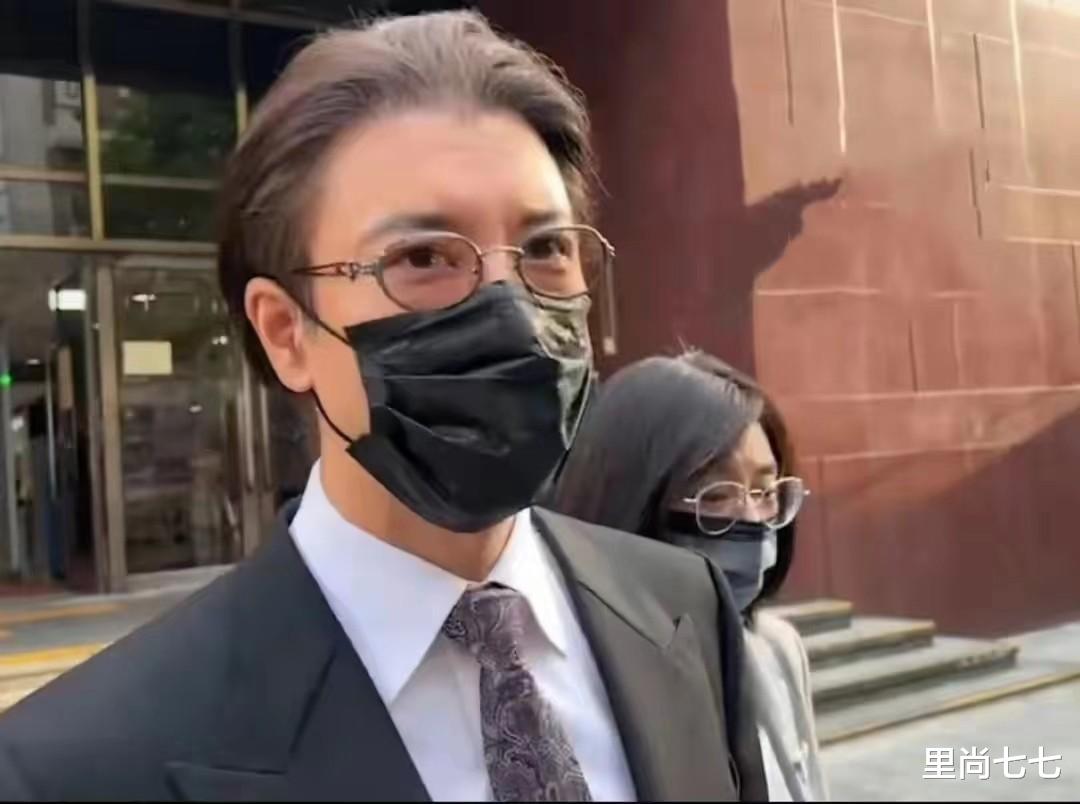 王力宏 李靓蕾孤独亮相太憔悴!王力宏高调带年轻女助理,留长发打扮精致