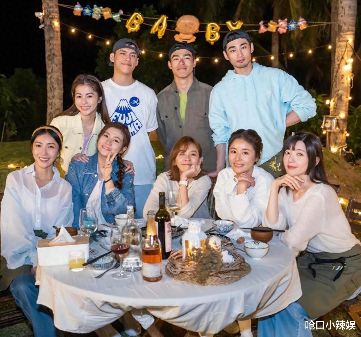 林心如与身孕8个月Selina嬉游,骑车梳公主头,完全不像47岁!