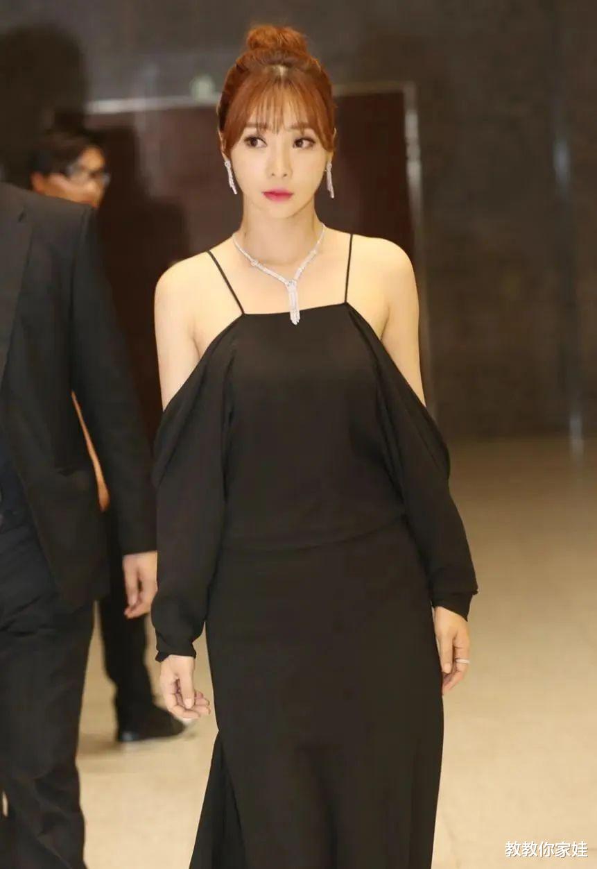 42岁柳岩为何至今没人娶?当她穿开叉裙转身那刻,网友:压力山大