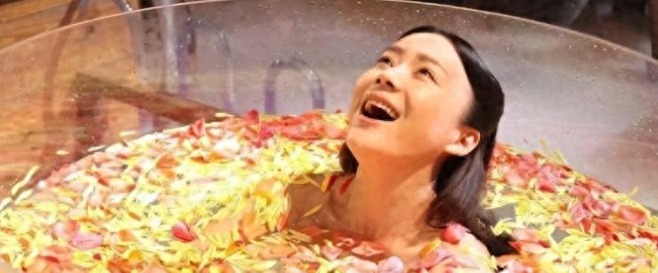 难怪导演不敢拍下半身!镜头下拉后,是不能偷看的“尴尬景象”!