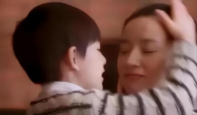 嘴对嘴接吻,当众强吻30岁女儿,没边界感的明星父母有多离谱?