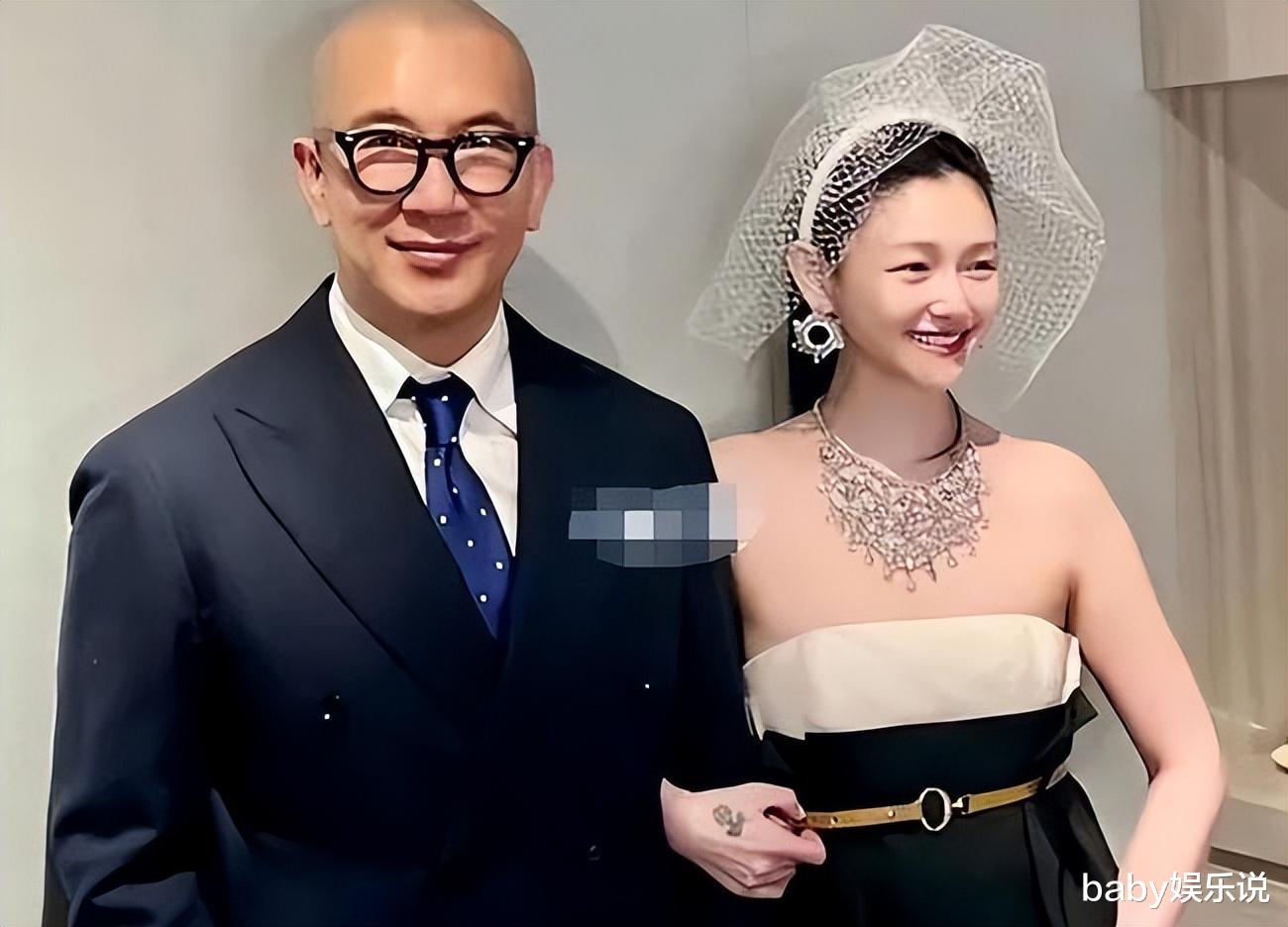 回春!曝大S罕现街头,短发戴墨镜似贵妇,身材走样手臂暴露现状