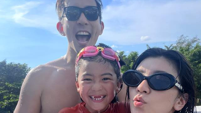 贾静雯晒全家福，深情表白修杰楷，梧桐妹只字未提继父晒生父合影