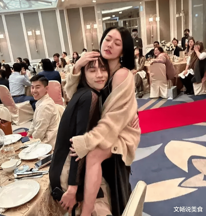 小S给黄老师喝镇定画面曝光，指杯摇头在地上爬，小S：不乖就去死！