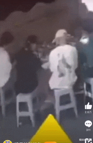 鹿晗关晓彤现身街头吃面，聊天动作暴露真实关系，网友：分手吧