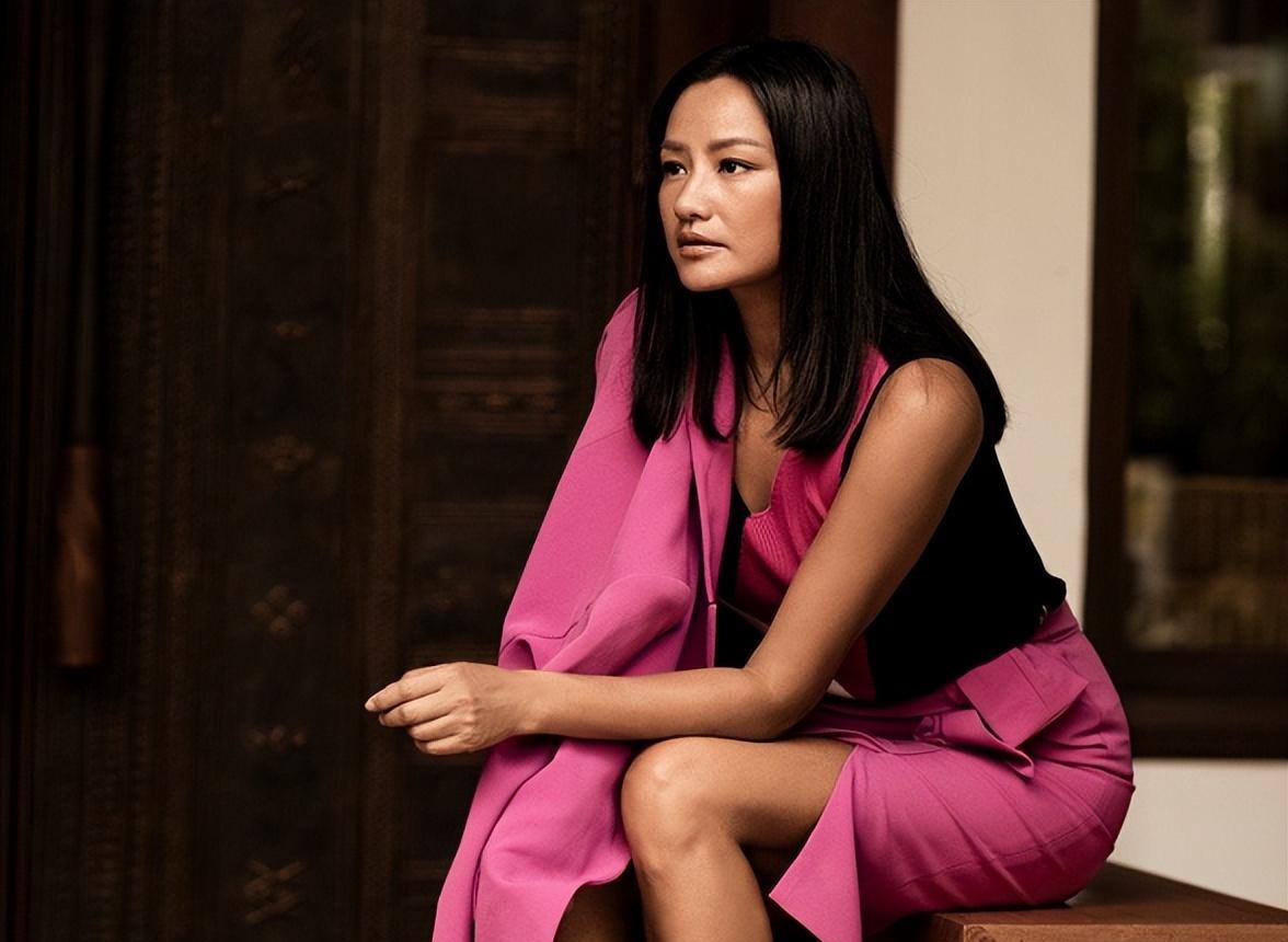 “吊打”罗中旭，爱过李亚鹏，苦恋张亚东，52岁的她依旧相信爱情