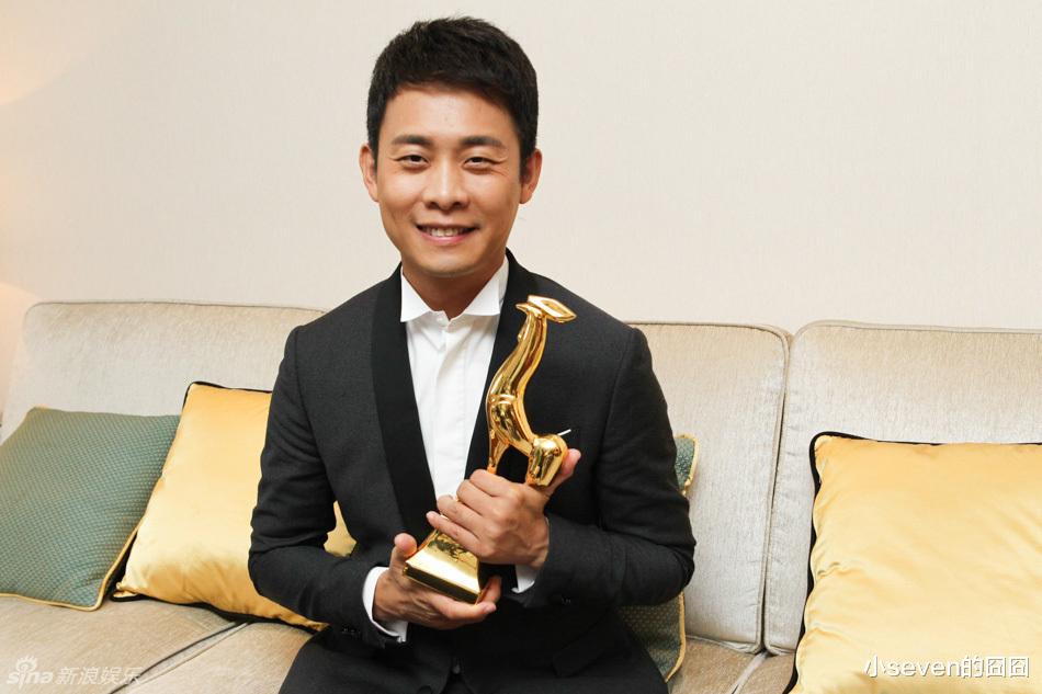 张译与父母回家探亲,全家合照首次曝光,父子二人共用一张脸