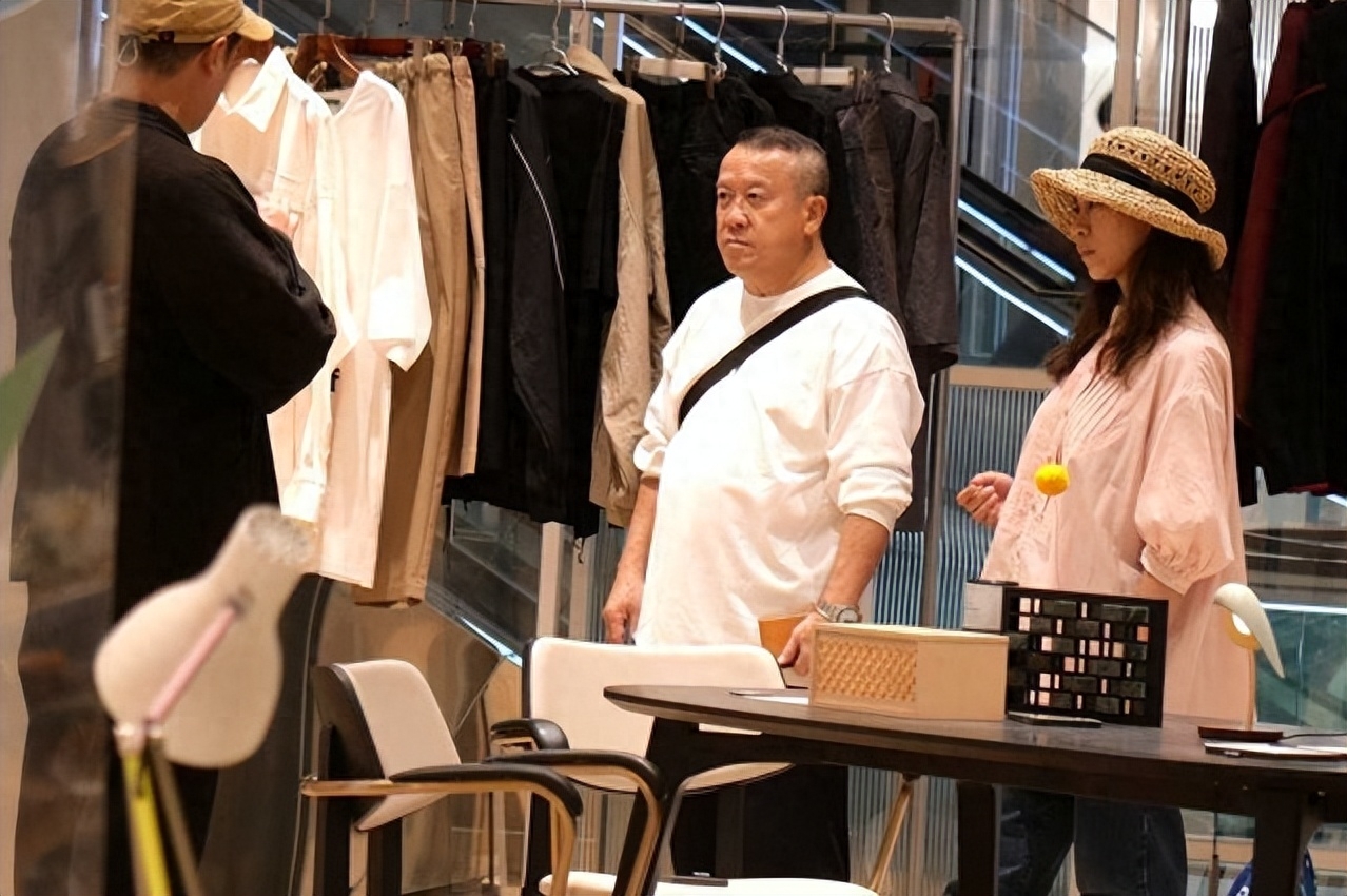 曾志伟台湾做手术,有儿子照顾也有好友遗孀相伴,三人同框很和谐