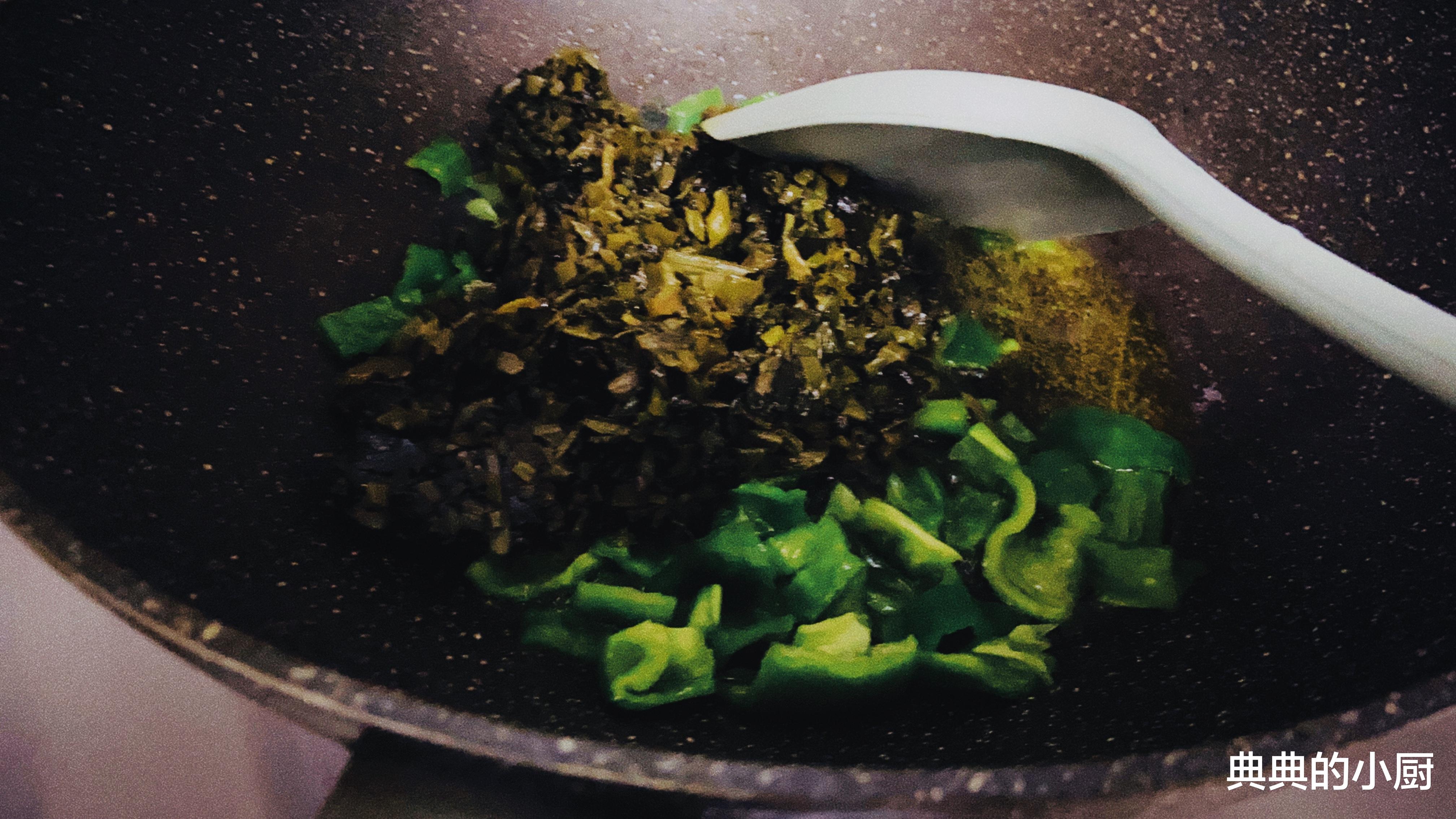 青椒|青椒炒雪菜,太下饭了,蒸一下更香了