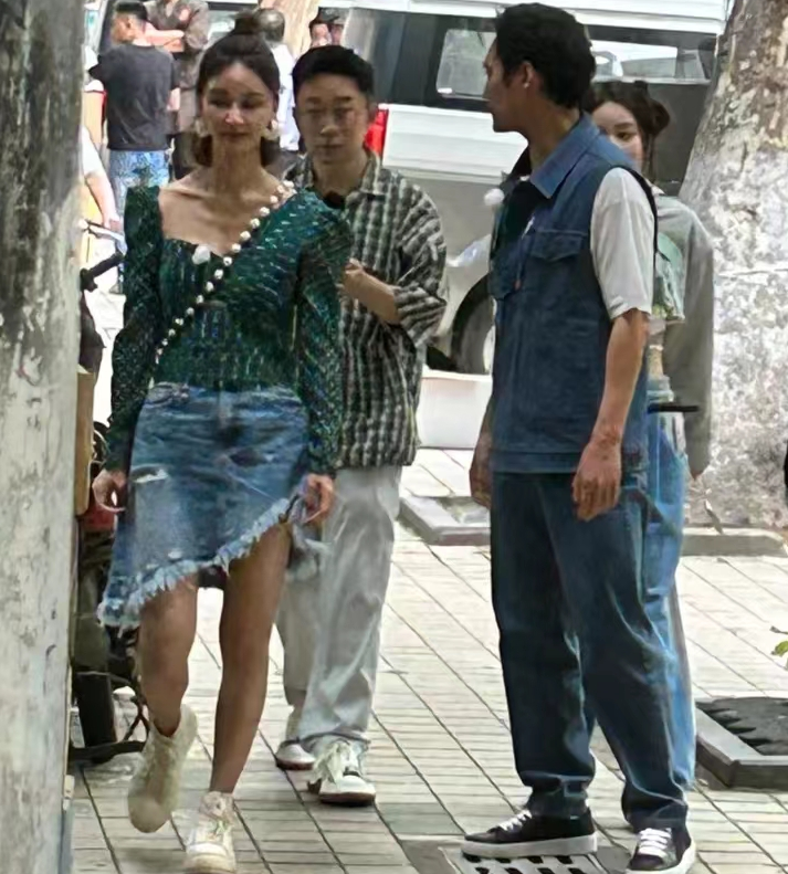 张歆艺 张歆艺瘦出排骨胸，蒋欣成纸片人，“白幼瘦”的风刮到了中年圈？