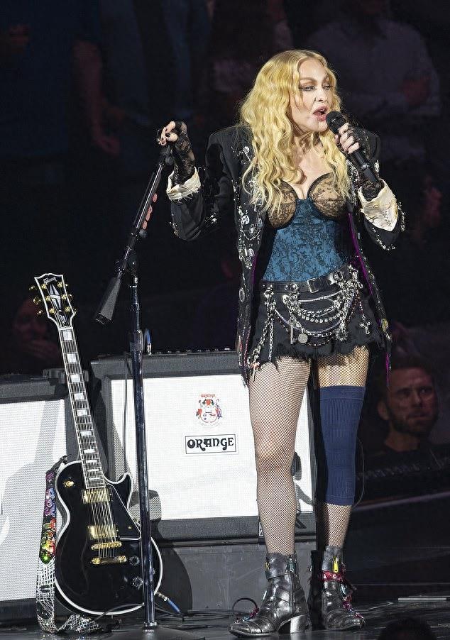 66岁麦当娜开演唱会太火辣了！蕾丝胸衣外穿劲歌热舞，哪像老太太