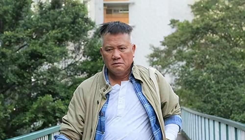 不要嘲笑万梓良的落魄,如果可以,谁不想体体面面生活