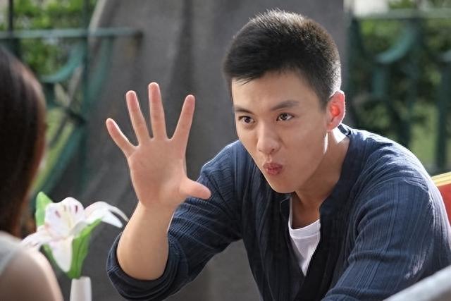 年轻时帅气逼人，老了却像“大姨”，这6位中年油腻的男星好可惜