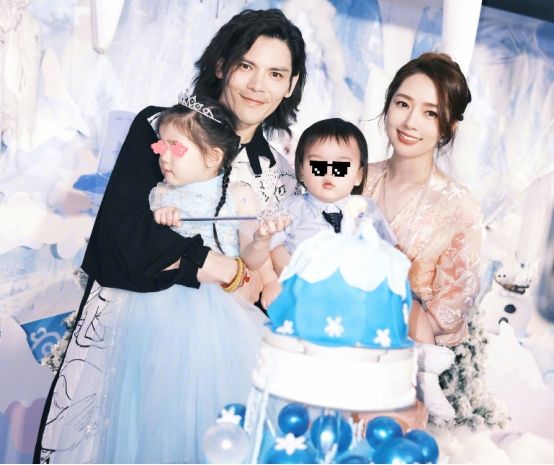 向太一家为孙女庆生！女儿钻石比郭碧婷的还大，裙子比妈妈全套贵