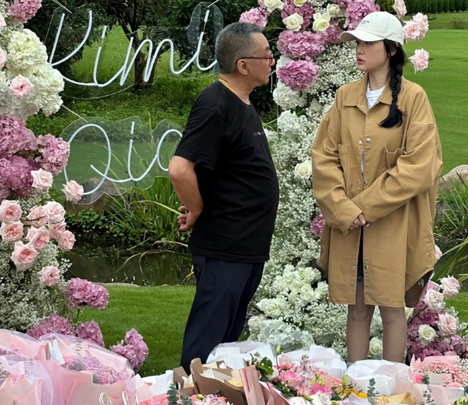 陈乔恩祭拜乔任梁,穿宽松衣身材臃肿,62岁乔爸中毒住院还被网暴