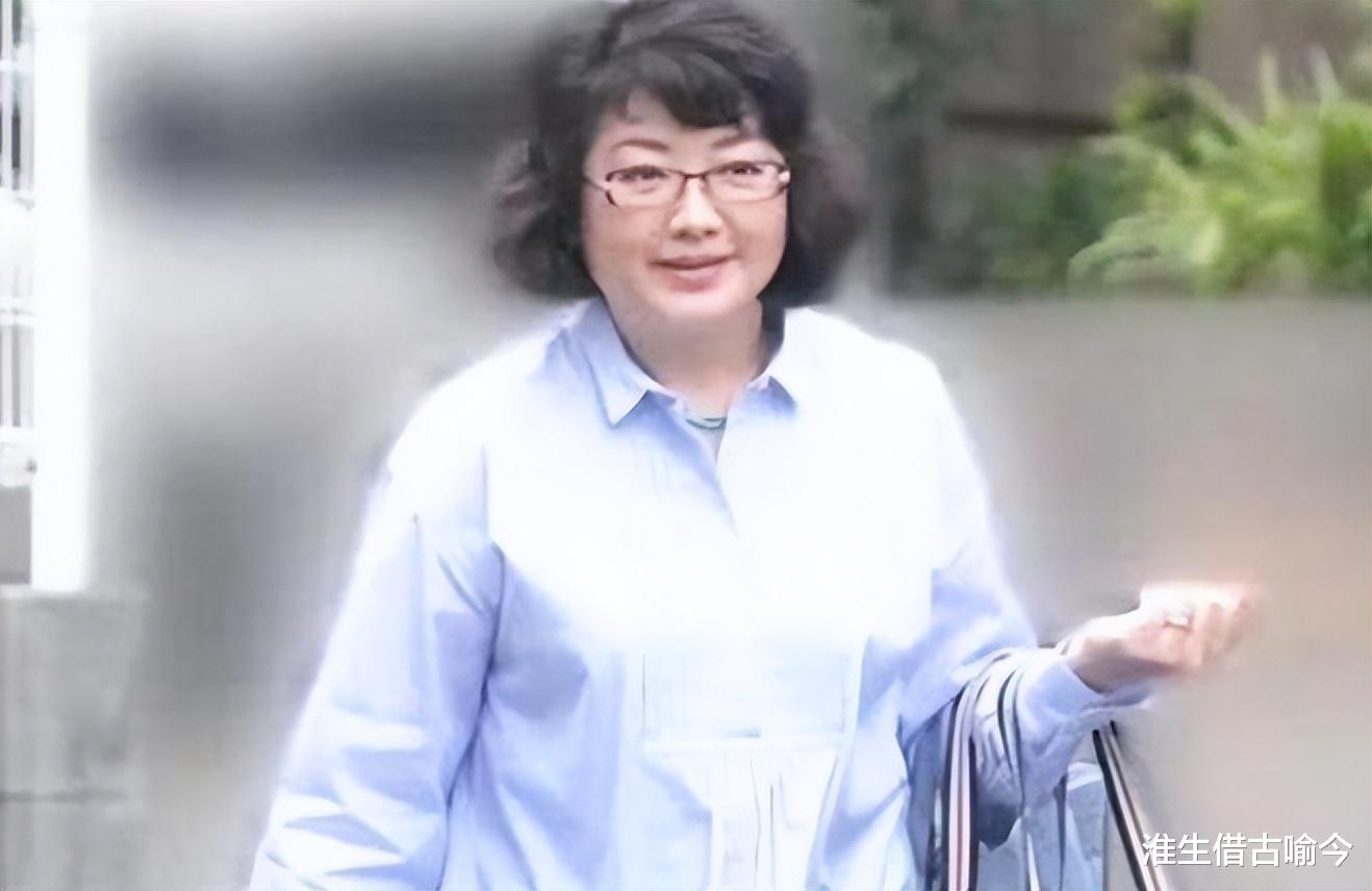 64岁山口百惠穿羽绒服身材臃肿,71岁三浦友和高大帅气,仍旧甜蜜