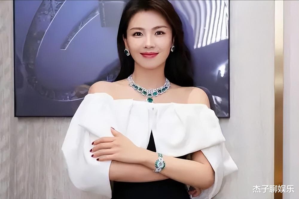 “完美女神”是假的,外八腿、纸片腰围,全身照揭露“人间真实”