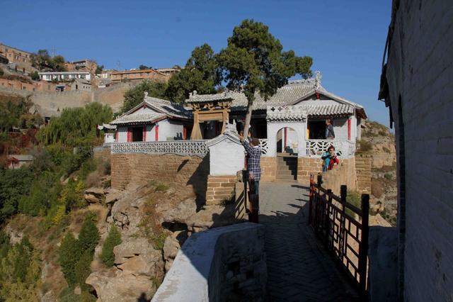 佳县|陕北黄河边巨石上，神奇古寺从天而降，酷似袖珍梵净山