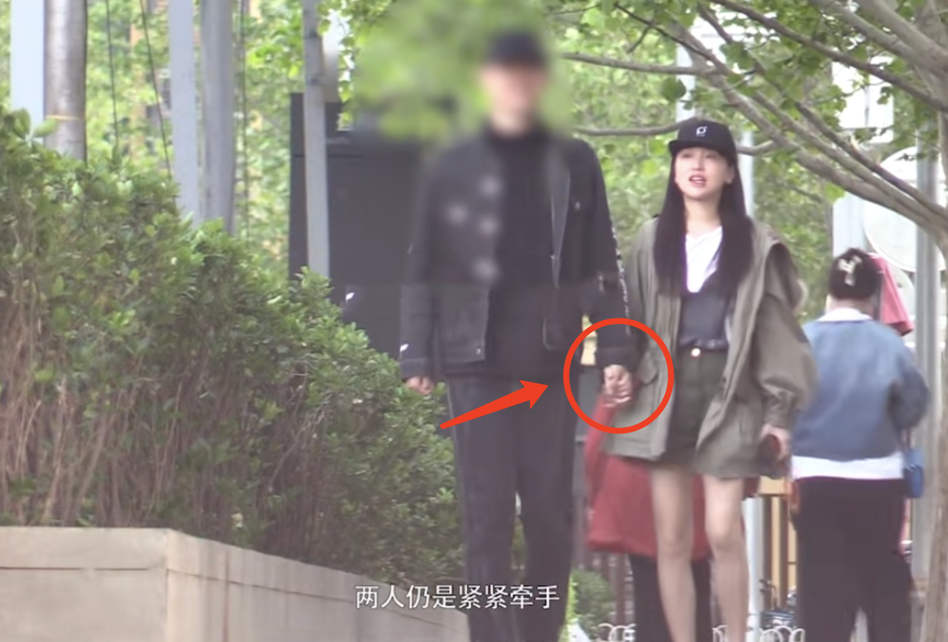 金莎|金莎和素人男友同框首次被拍！二人逛街牵手挽臂，呈现最萌身高差