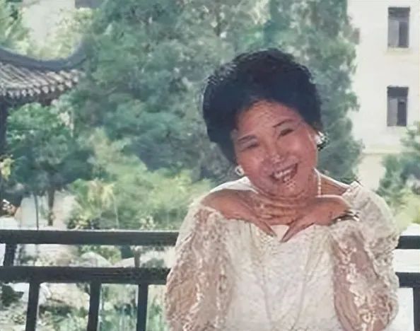 她,春晚一句台词识破潜伏间谍,如今去世23年,仍有人发文缅怀