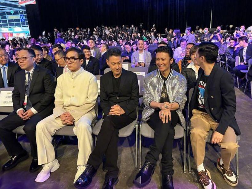 谢霆锋|谢霆锋下班被偶遇,戴墨镜全程表情高冷,假装打电话不理会粉丝