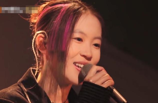 窦靖童|窦靖童换长发似整容,穿深V丝绒西装女人味十足,气质不输天后妈