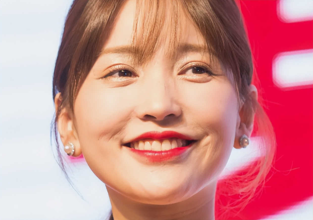 金莎现身车展，穿芭比粉显老，感叹：商演是我最问心无愧赚钱方式