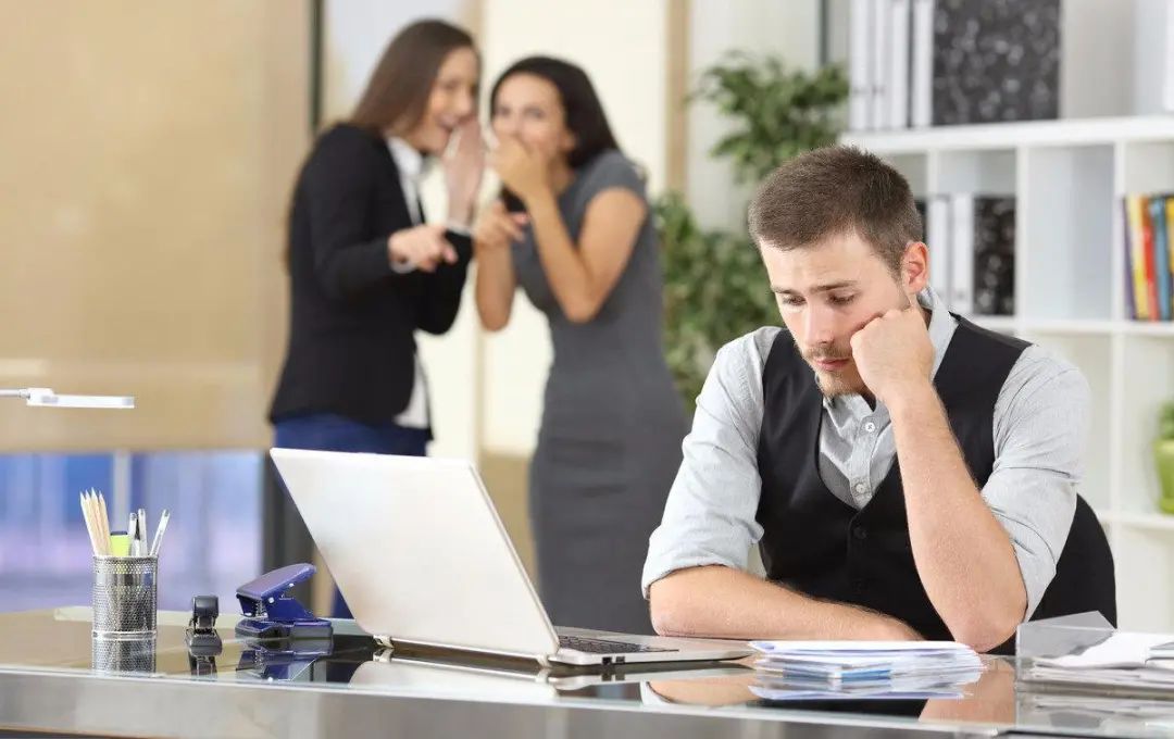 同事问“你是不是靠关系进来的”“不是,别瞎说”聪明人这样回答