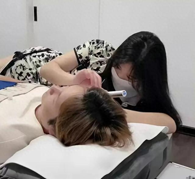 “采耳”还是“采花”?披着养生外衣打擦边,实则挂羊头卖狗肉?