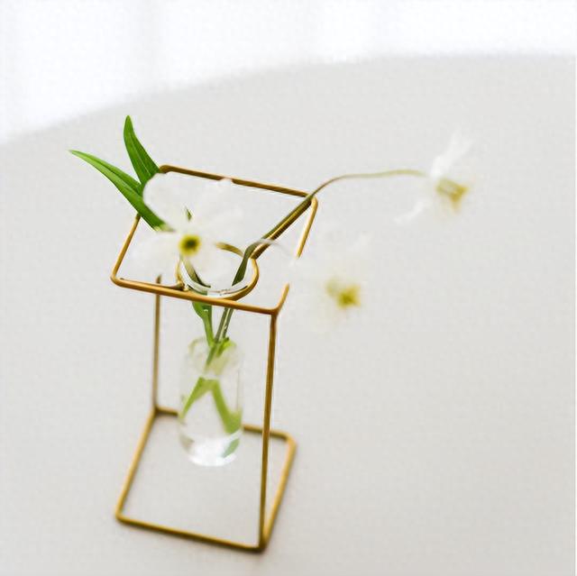 55岁以后，从这10个方面爱自己的女人，活得精致显年轻