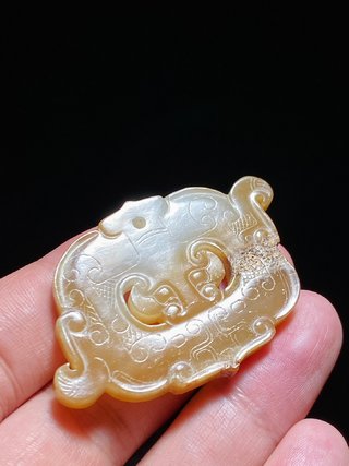 |战国 和田玉受沁 游丝毛雕 螭龙纹 玉珮