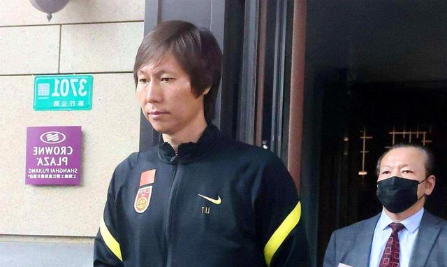 李铁亮相央视忏悔,被抓1年为何还能留长发?原因曝光!